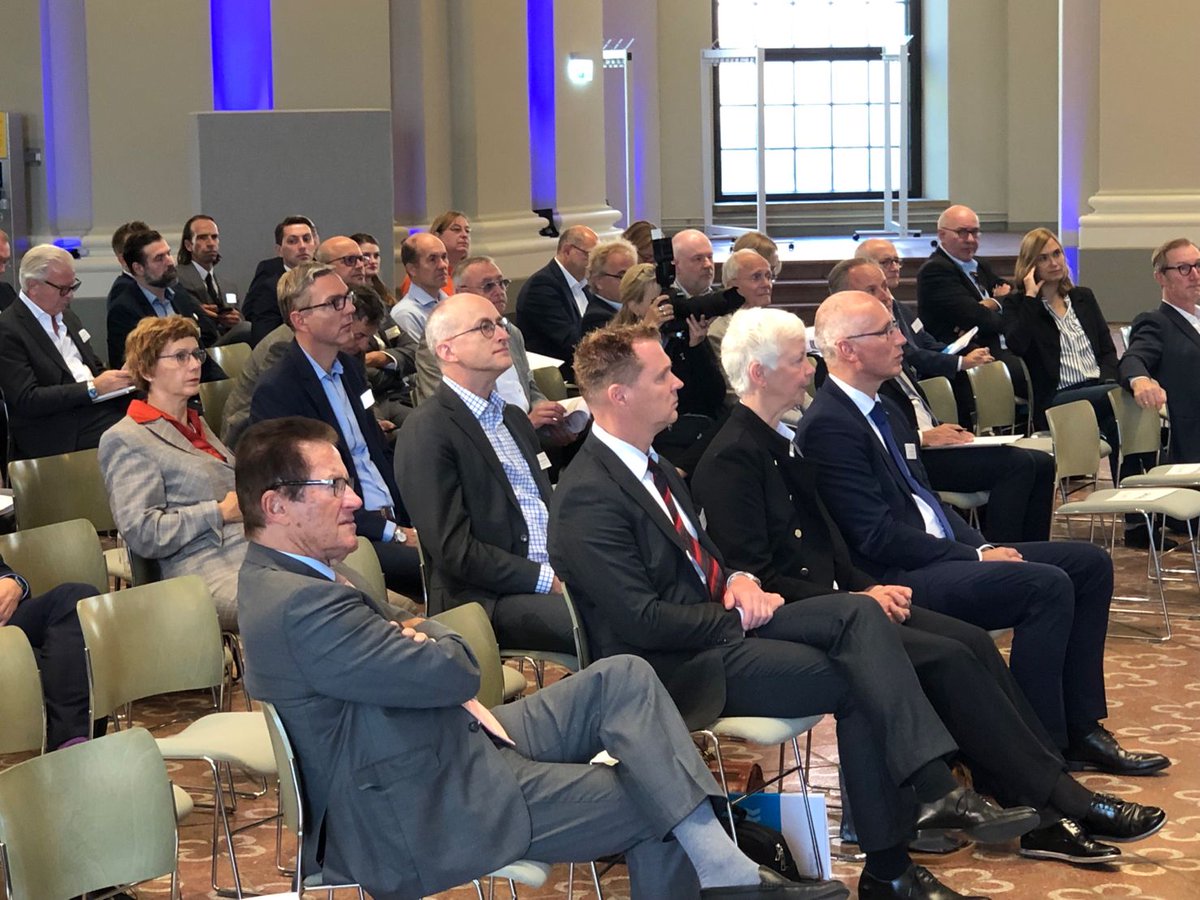 spectaris's tweet photo. Ulrich Krauss ist neuer SPECTARIS-Vorsitzender. Josef May legte sein Amt nach 15 Jahren nieder. Michael Kellner, Parl. Staatssekretär @BMWK, sprach über globale Abhängigkeiten und die Wettbewerbsfähigkeit des deutschen Mittelstands. #Optik #photonik #Labortechnik #medizintechnik https://t.co/pRNMg8Htq9