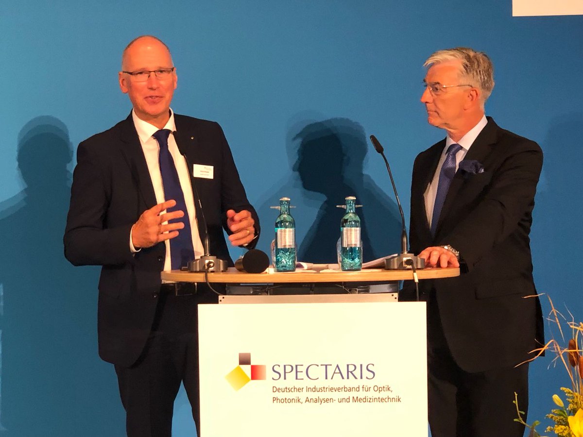 spectaris's tweet photo. Ulrich Krauss ist neuer SPECTARIS-Vorsitzender. Josef May legte sein Amt nach 15 Jahren nieder. Michael Kellner, Parl. Staatssekretär @BMWK, sprach über globale Abhängigkeiten und die Wettbewerbsfähigkeit des deutschen Mittelstands. #Optik #photonik #Labortechnik #medizintechnik https://t.co/pRNMg8Htq9