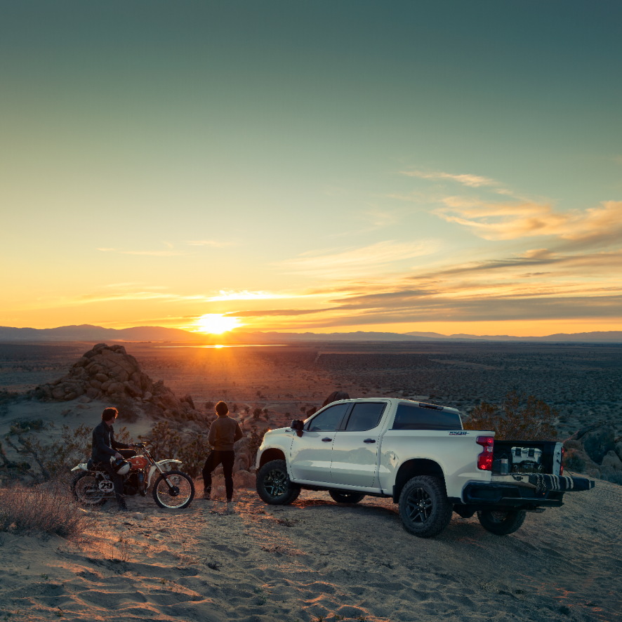 countrychev's tweet image. The #Silverado is ready to go the distance, whether you’re up before dawn or chasing the sunset. #CountryChev #Chevrolet #RoadTrip #Adventure