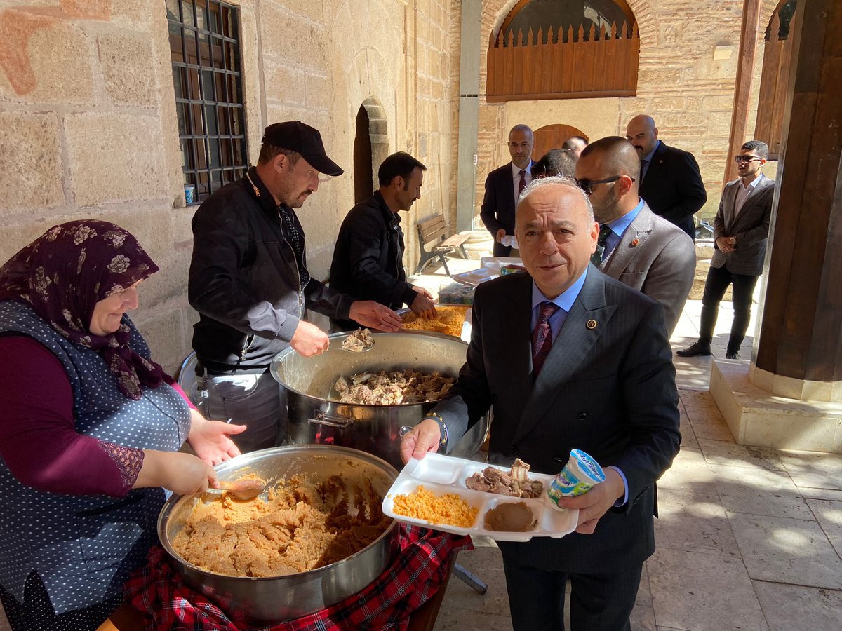 Eskişehir Seyit Battal Gazi Camii.
Cuma namazı sonrası gelenek hale getirilen kaymakamlığın ikramı olan yemekte kırklar meydanın da bulunduk.