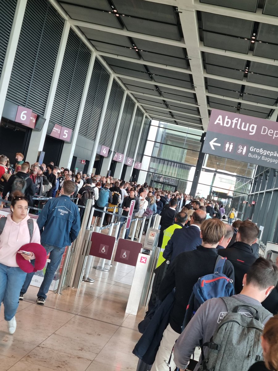thecla6771's tweet photo. Another #BER security check mess.  Count at least for an additional 45 minutes. https://t.co/j2JZPZrsQ1