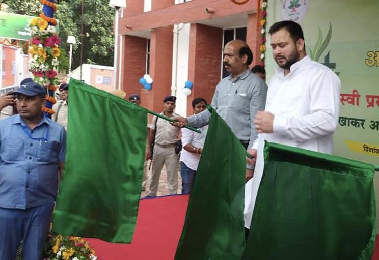 TejashwiOffice's tweet photo. माननीय उपमुख्यमंत्री श्री @yadavtejashwi जी ने आयुष्मान दिवस पर “आयुष्मान जन जागरूकता रथ” को हरी झंडी दिखाकर रवाना किया। https://t.co/IlZAkqAuAf