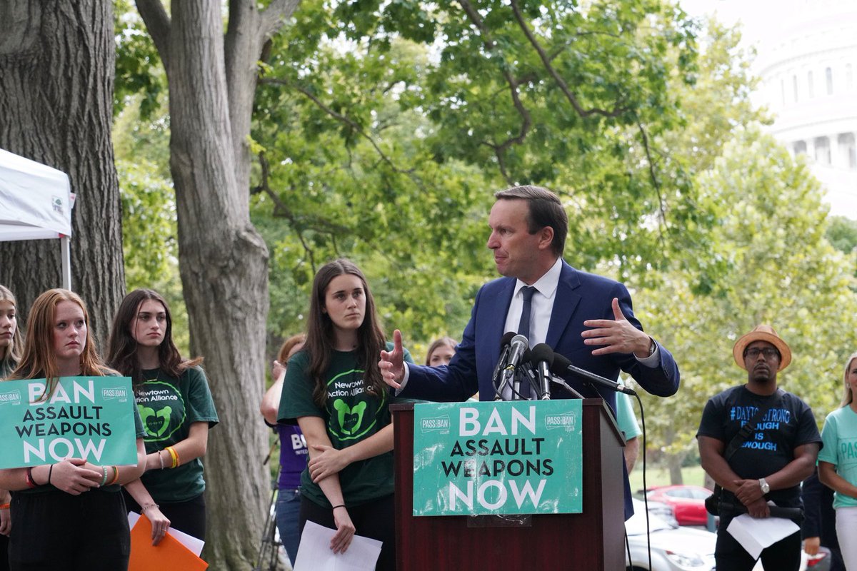 ChrisMurphyCT's tweet photo. Big crowd yesterday for the #passtheban rally at the US Capitol. Thanks for having me. https://t.co/Ri8GYIAqNV
