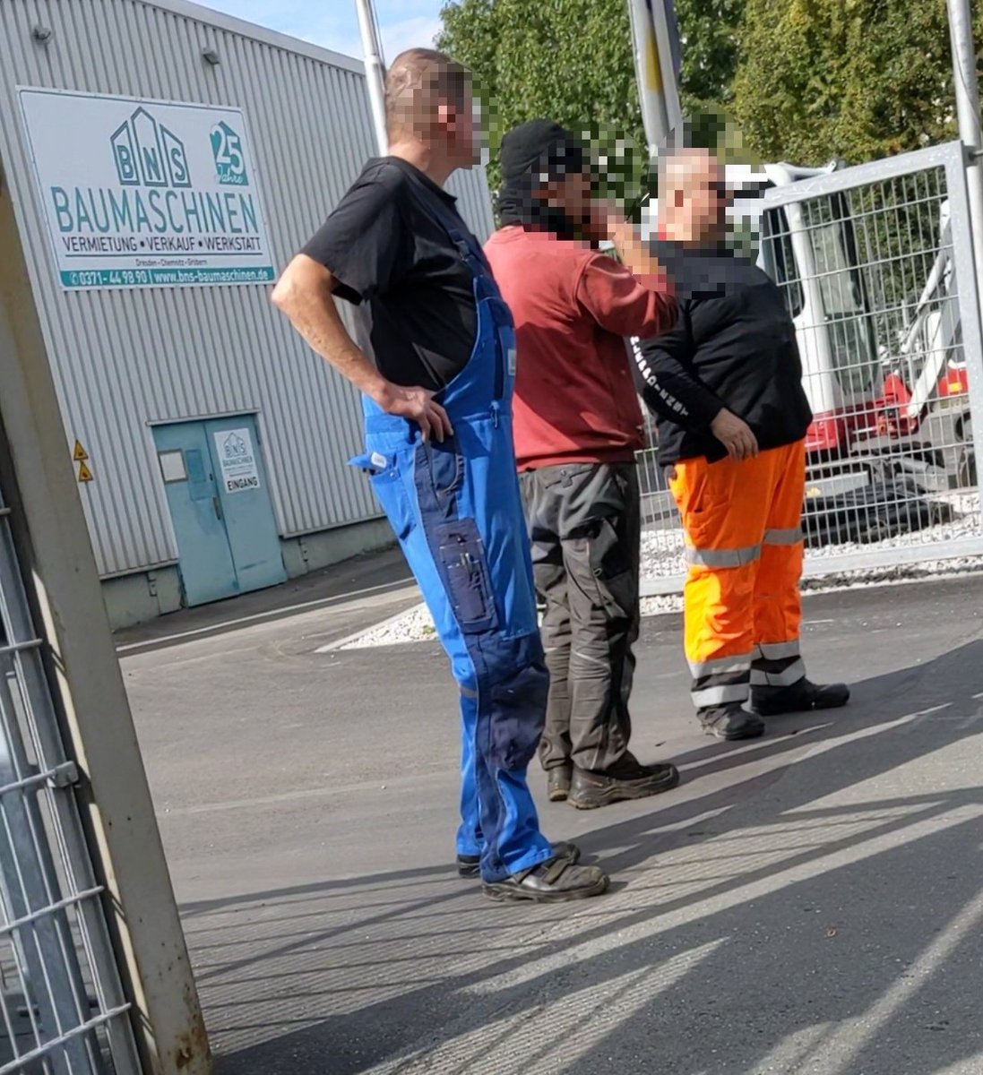 johannesgrunert's tweet photo. Mitarbeiter einer Werkstatt am Rand der Demo: "Arbeitsloses Gesindel alles. Zecken sind das" #c2309 https://t.co/szjJMoHIpa