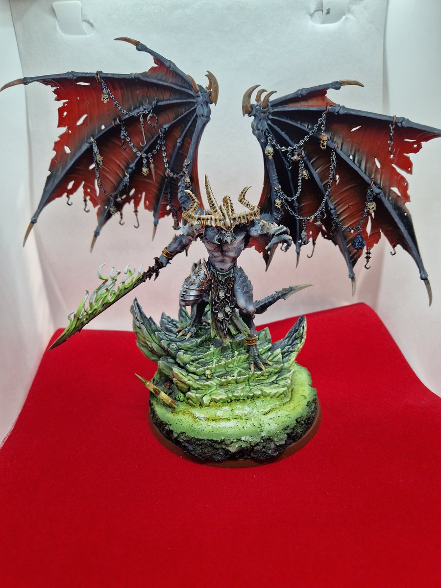 Be'lakor is my favourite model I have painted. Here's to another 35years of warhammer! #35yearsof40k #WarhammerCommunity #belakor #paintingminiatures #paintingoftheday #tabletopgaming #40k #aos