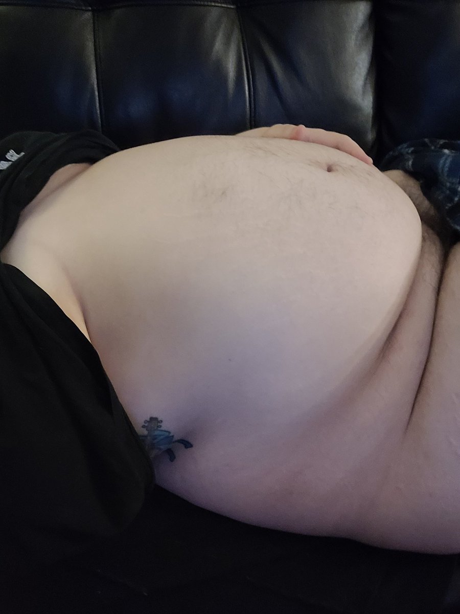 BalloonBelly69's tweet photo. I can't get up. What would you do with me while stuck here?
#bellyexpansion #bellystuffing #bellykink #bigbelly #feedee https://t.co/UjtudVDUQa