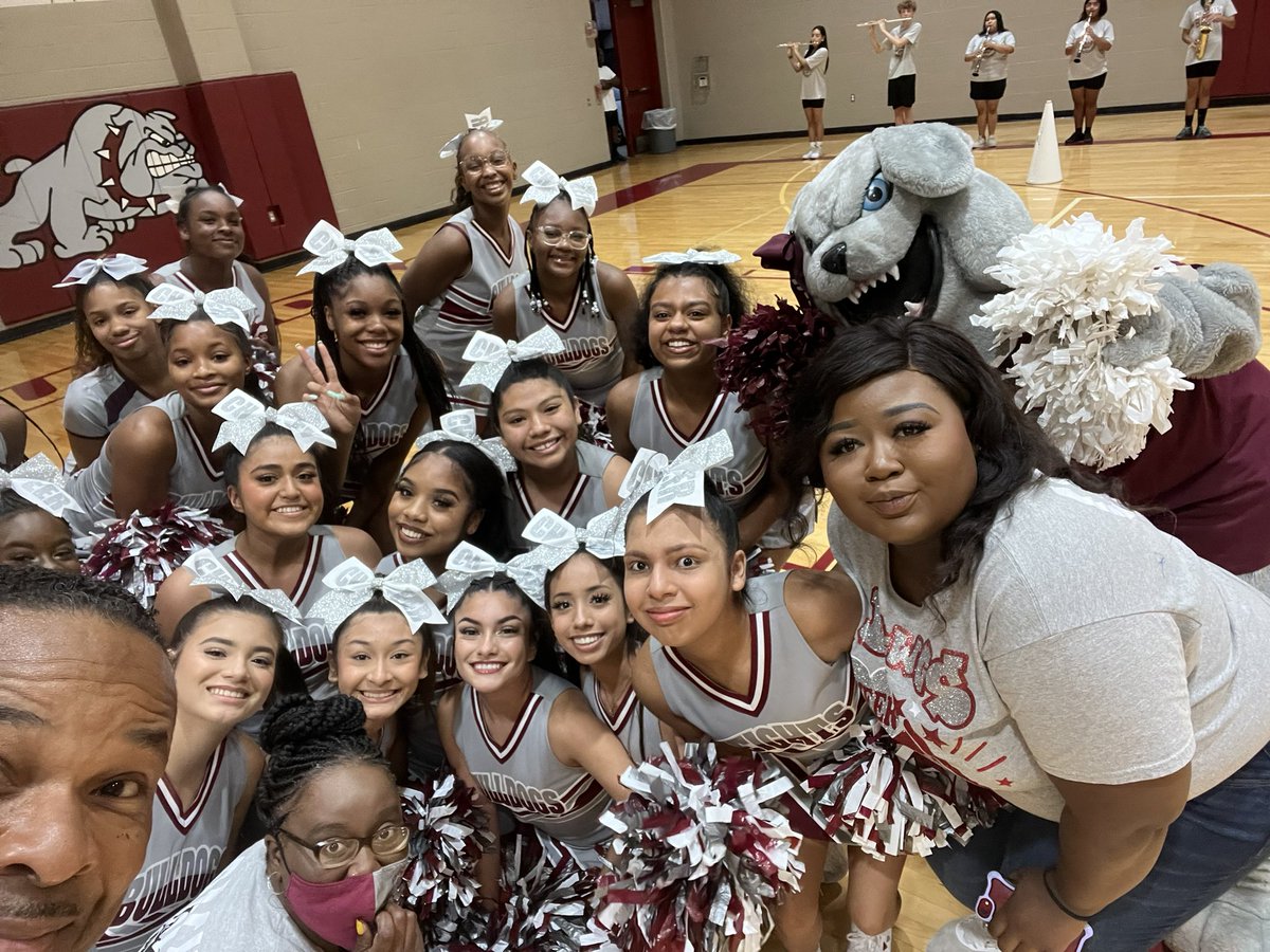 NateGriffFOX26's tweet photo. #FridayFootballFever @FOX26Houston @ghostofheights @HISDAthletics @HoustonISD @CoachDixon_63 Live from Heights HS. Here’s your spirit! https://t.co/N0zDCNr28i