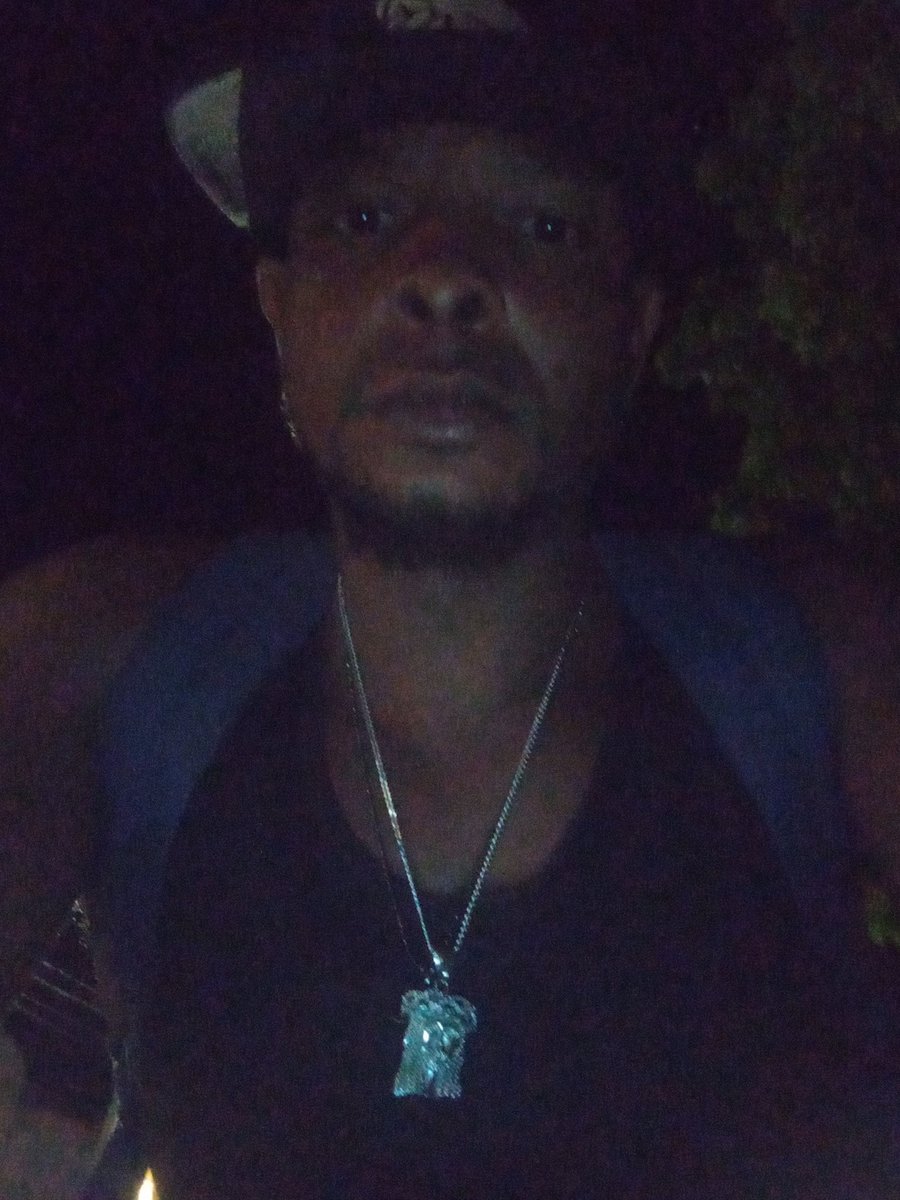 bankrobizzle's tweet photo. Trapping hard flexing 💪 😤 😏 hot 🔥 🥵 flames 🔥  got 🔥 to drop more heat 🔥 🎶 😤 💪  trap star rap God bankro business da boy! #bankro #rap #hiphopnews #newartist #art #flow #freestyles #trap #music #new #trendy https://t.co/w8EQxXbfD7