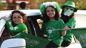 اليوم الوطني هو للأحتفال بمسؤولية و أتمنى البعد عن خروج الأطفال من نوافذ السيارات و هي تتحرك لخطر الأصابة و وقوع الأطفال من السيارة فينقلب الأحتفال الى مأساة،،لنفرح بلا أصابات