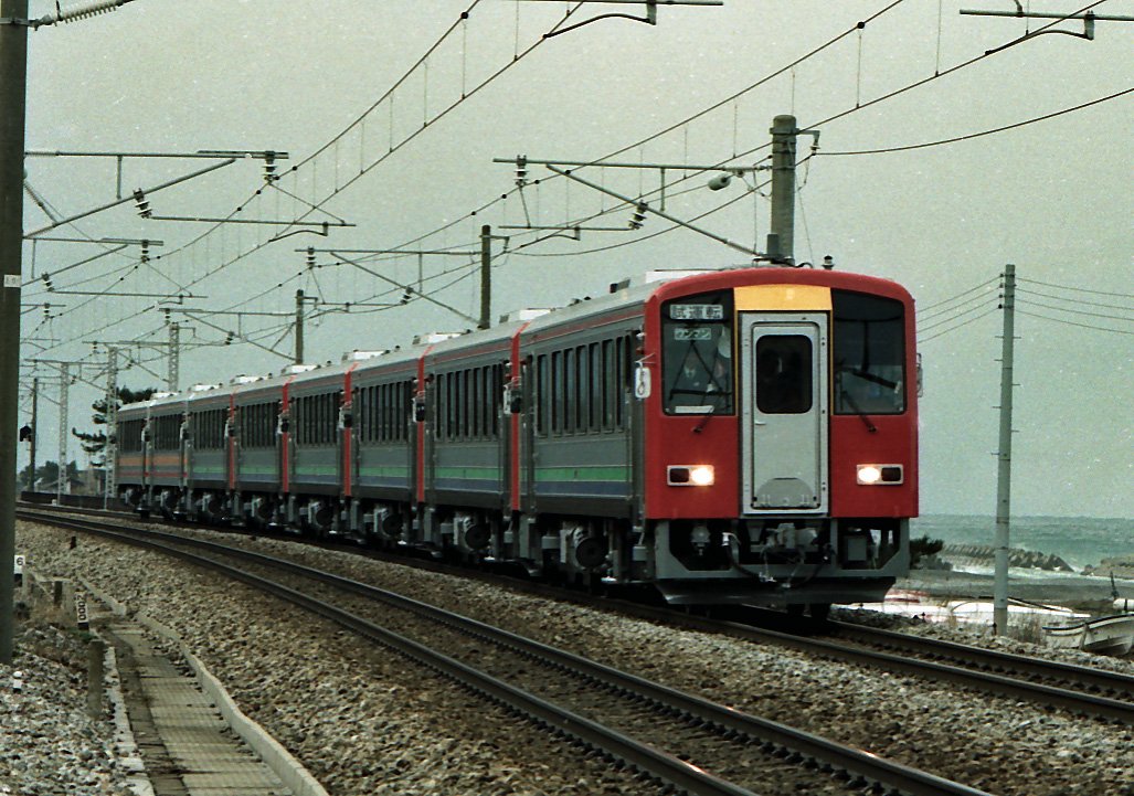 k_coupler's tweet photo. 懐かしのキハ120、8両編成の試運転。
1996年3月、泊-越中宮崎 https://t.co/tzEwVtbKQv