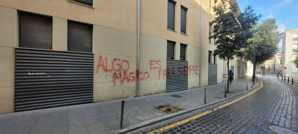 VJonquera's tweet photo. Aquest matí ens hem trobat la façana així @ajfigueres @perecasellas @ALladoSaus #figueres https://t.co/4Os8WkwamE