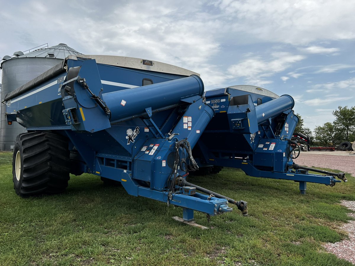 Qconnealy19's tweet photo. For Sale: 2 Kinze 1050 grain carts, includes scales with displays &amp; tarps. 
The 2004 has 1250 floaters &amp; adjustable spout.  
The 2005 has row crop tires &amp; camera system.  Drop a note or DM for more pictures &amp; info. 
Your choice: $37,500 each OBO
Located: 📍 Tekamah, NE https://t.co/HNEDqRmWog