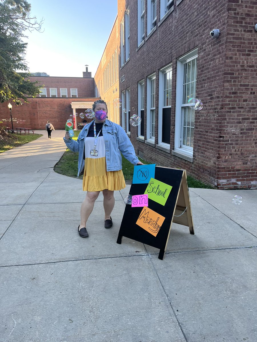 This is how we start our day at HFIS! <a href="/MrsMagyar/">𝕄𝕣𝕤𝕄𝕒𝕘𝕪𝕒𝕣</a> #HFIS