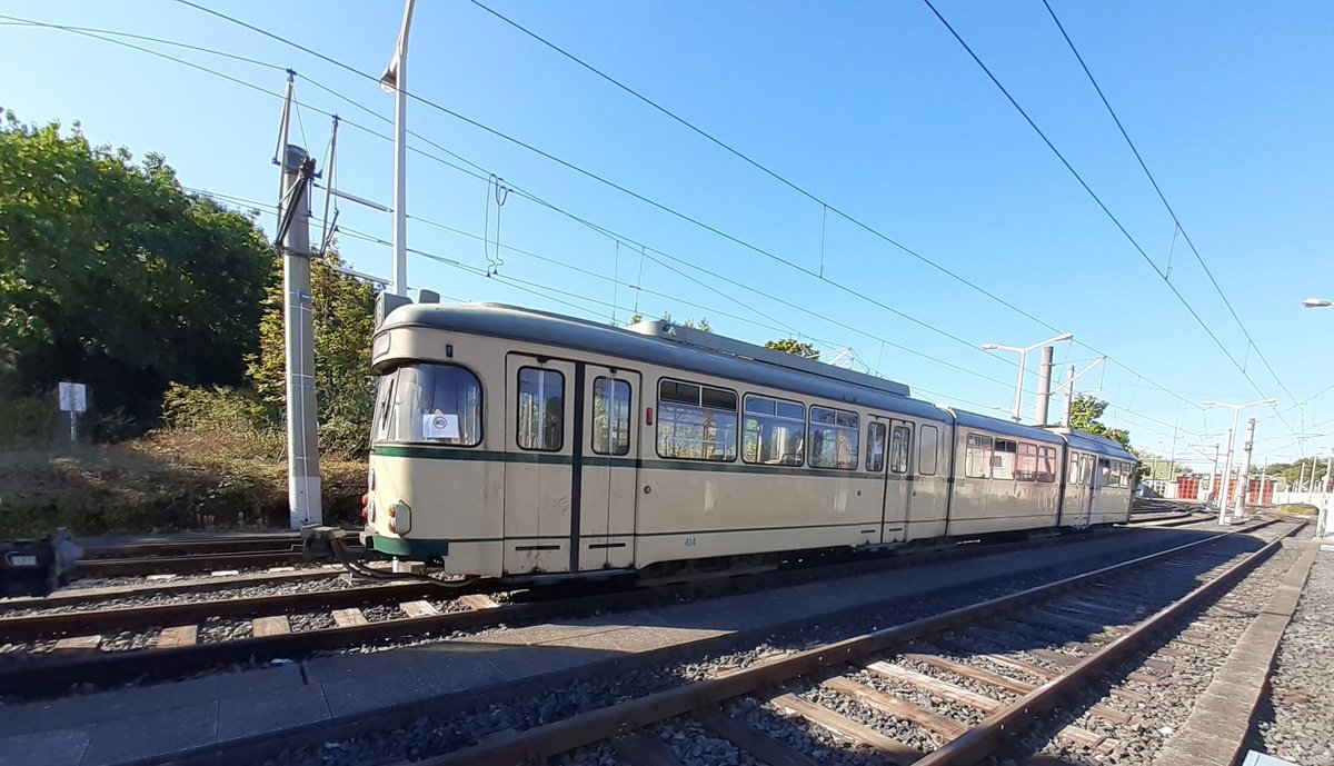 SWBBusundBahn's tweet photo. #oldiesbutgoldies. Sagt ihr euch auch gerade? 
„Ja, mit der Bahn bin ich als Kind auch noch gefahren...“ 😉Wir sehen einen DÜWAG-Gelenkwagen, auch „Achtachser“ genannt. Dieses Fahrzeug kam Ende der 60er Jahre erstmalig zum Einsatz und war u.a. auf der damaligen Linie H im Einsatz https://t.co/foLg8isACv