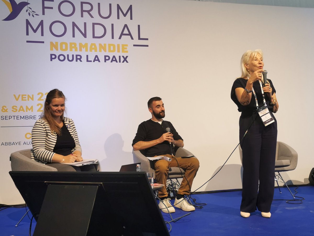 2idhp's tweet photo. 🕊️ L'Institut au Forum #Normandiepourlapaix pour animer la conférence "Levons les murs des inégalités" avec Nicole Ameline, Magali Lafourcade, Ahmed Galai, Nina et Sokona, lycéennes normandes.
Tous défenseurs des droits de l'Homme. Merci à eux pour leurs discours inspirants ! 🙂 https://t.co/iJvAQ3eEdi