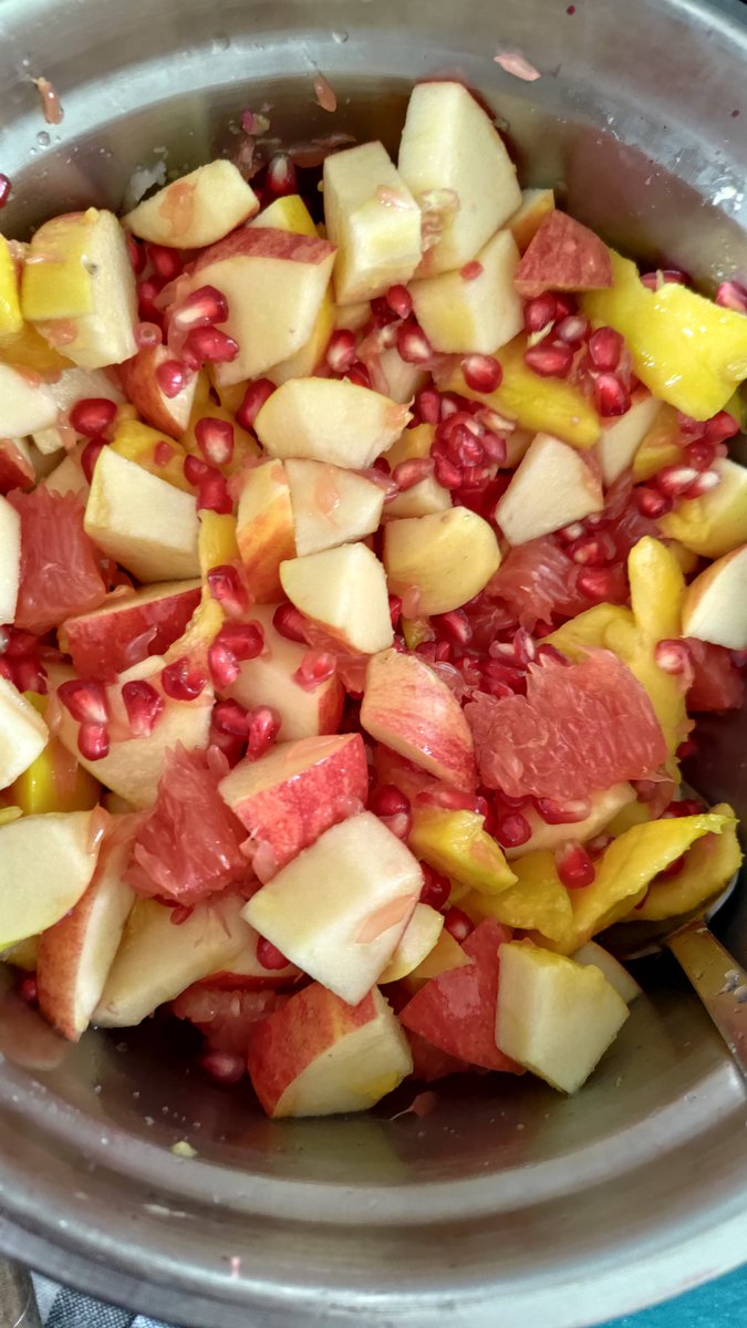 LeniFuchs's tweet photo. Yammy Nachtisch für heute 
#fruit #fruitsalat #leni #fuchs #lenifuchs #LeniFuchs #Leniiscooking #eat https://t.co/Fji0aqm6ia