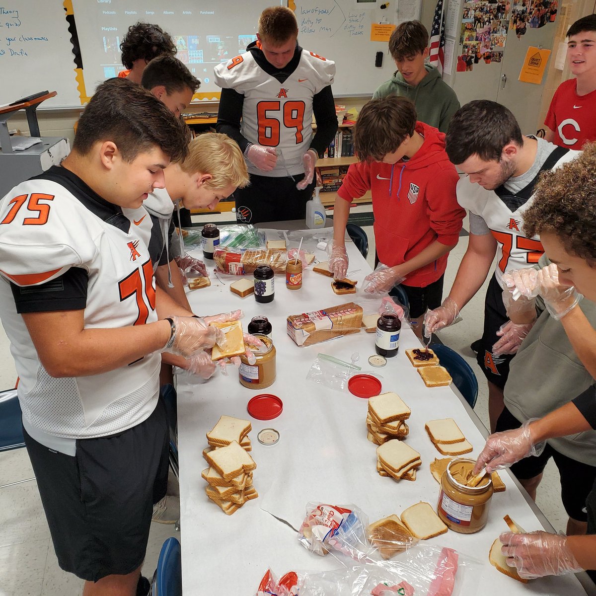 dlunn's tweet photo. Mrs Perry's team along with my team made over 100 peanut butter and jelly sandwiches today for Our Daily Bread in Over the Rhine.

I love our service days. https://t.co/aB9gqbGVks