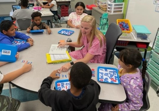 RHLeeESReading's tweet photo. Guided reading in action in 2nd grade @RHLeeESAACPS  . Building words, conferring, responding to the thinking job, and centers, oh my!  @AacpSeril #AACPSAwesome #Bettertogether https://t.co/X33dfUimEJ
