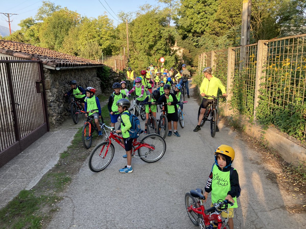 La setmana ens ha passat volant! Aquest curs pedalem 2 dies a la setmana: dimarts i divendres. 
Anem amb #bici a l’#escola, anem amb #bicibús!🚲💪🏽 <a href="/canvisencadena/">canvis_en_cadena</a> <a href="/Olotuit/">Ajuntament d'Olot</a> @olotciutatedu #escolasantrocolot