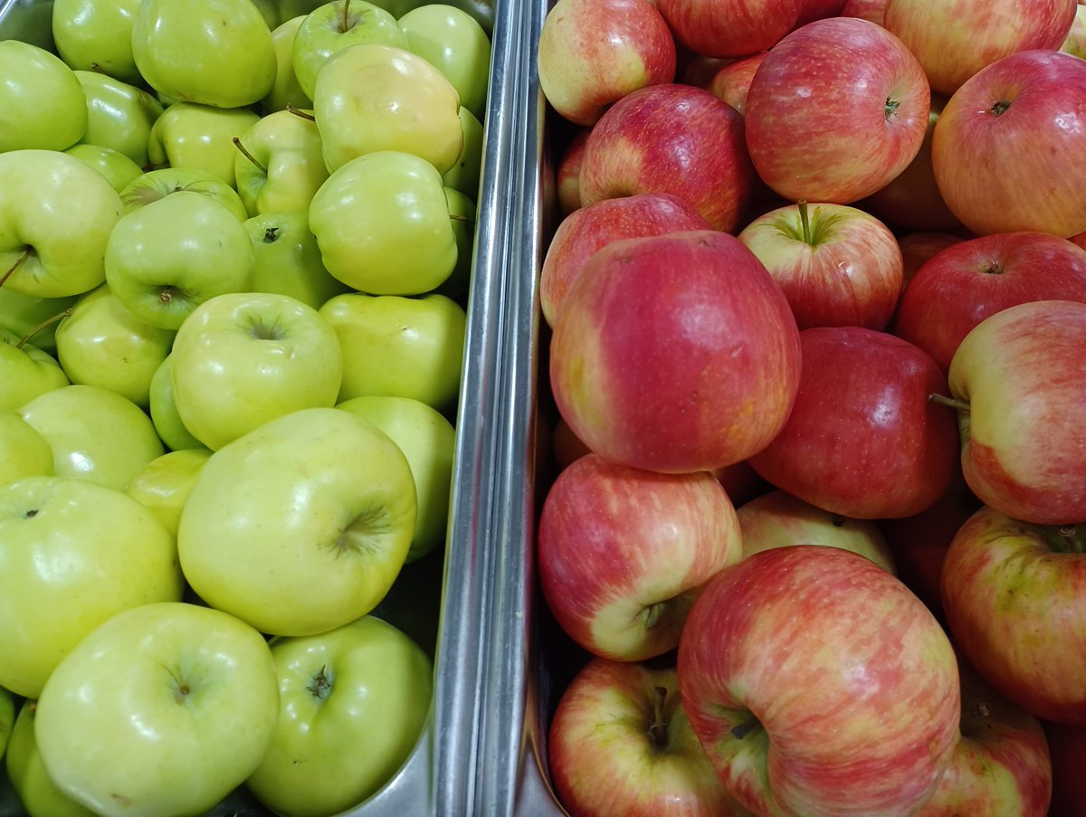 aclunchladies's tweet photo. @ACSRochester @Headwaterfoods  It's apple season!  Locally sourced Ginger Gold and Honeycrisp. https://t.co/xtjNeHGcVL