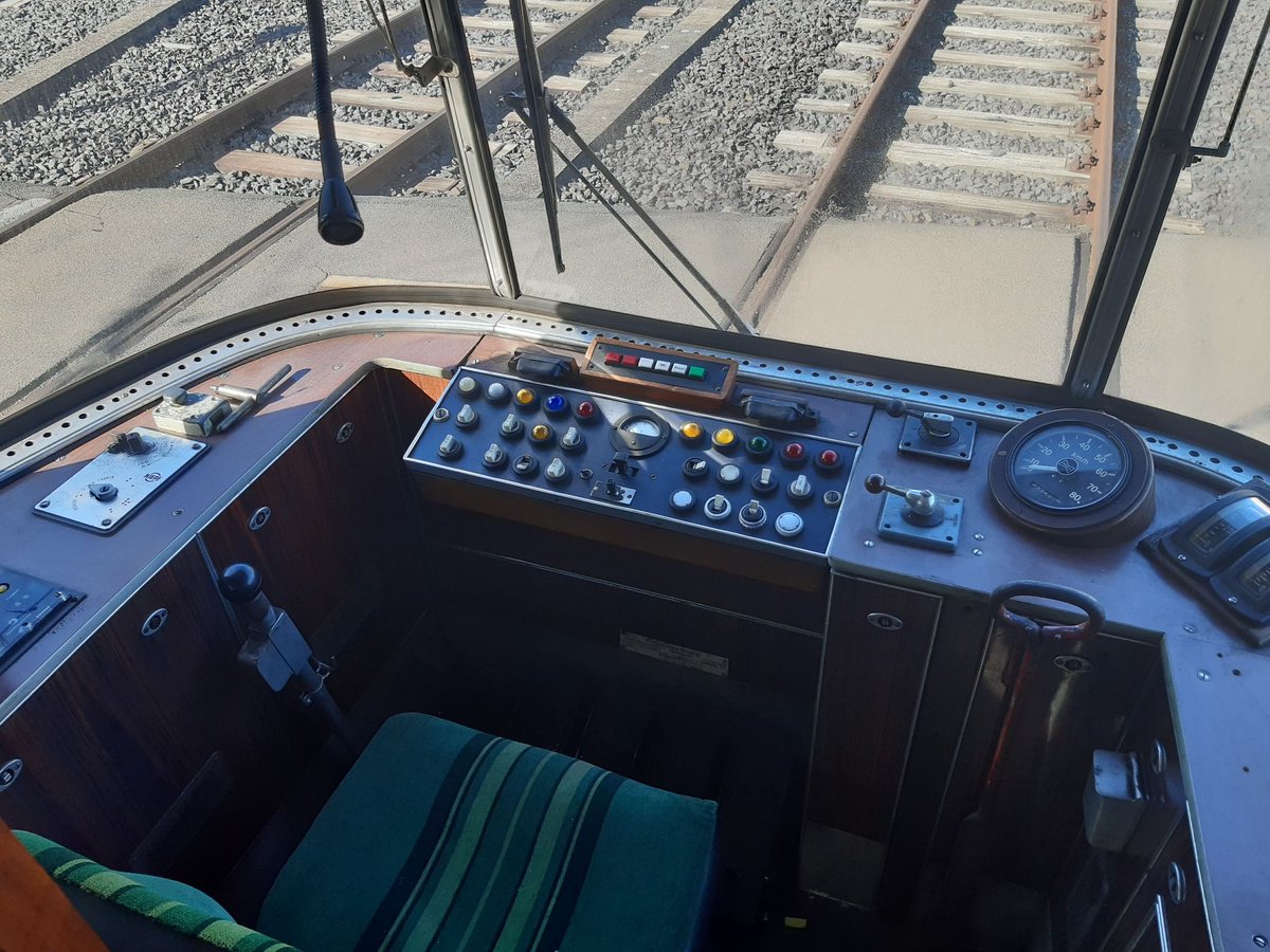 SWBBusundBahn's tweet photo. #oldiesbutgoldies. Sagt ihr euch auch gerade? 
„Ja, mit der Bahn bin ich als Kind auch noch gefahren...“ 😉Wir sehen einen DÜWAG-Gelenkwagen, auch „Achtachser“ genannt. Dieses Fahrzeug kam Ende der 60er Jahre erstmalig zum Einsatz und war u.a. auf der damaligen Linie H im Einsatz https://t.co/foLg8isACv