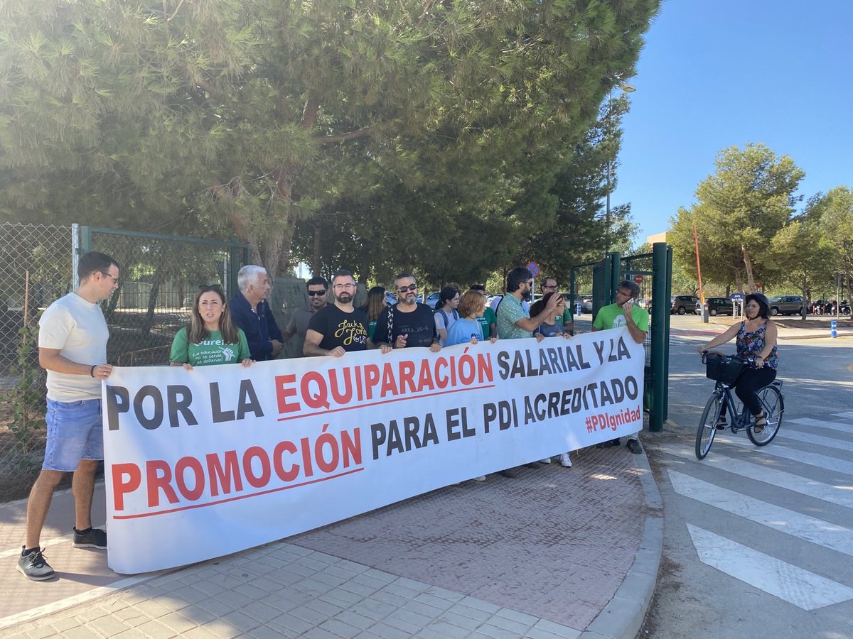 #PromociónVíaAcreditación 
"A ti que estas togado, también te han recortado"
"Interinidad es precariedad"
“Universidad pública y de calidad"