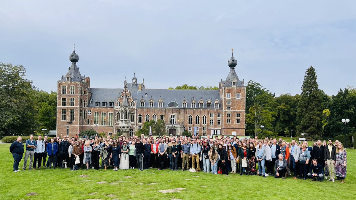 Picture time! The participants of our inaugural symposium in front of the beautiful castle here in Arendberg, Leuven 🏰