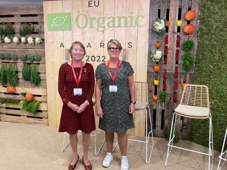 @CoR_EU NAT Commission Chair <a href="/ulandergren/">Ulrika Landergren</a> and Member Kristine Bille were at the #EUOrganic Awards today to celebrate excellence in EU #organic agriculture and food.
We join them in applauding Europeans working hard to improve resilience &amp; sustainability in our food system. 🌱