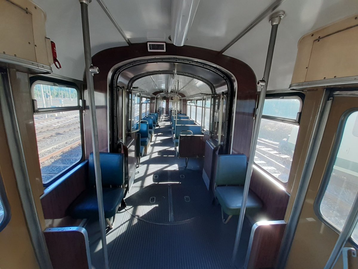 SWBBusundBahn's tweet photo. #oldiesbutgoldies. Sagt ihr euch auch gerade? 
„Ja, mit der Bahn bin ich als Kind auch noch gefahren...“ 😉Wir sehen einen DÜWAG-Gelenkwagen, auch „Achtachser“ genannt. Dieses Fahrzeug kam Ende der 60er Jahre erstmalig zum Einsatz und war u.a. auf der damaligen Linie H im Einsatz https://t.co/foLg8isACv