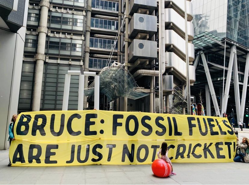 mothersriseup's tweet image. HAPPENING NOW: 

We’re back outside @LloydsofLondon with a GIANT wicket to tell Lloyd's Chair Bruce Carnegie-Brown @BNCB, also Chair of Lord's cricket ground @MCCOfficial, that:

FOSSIL FUELS ARE JUST NOT CRICKET!🏏

#StopEACOP #StopTMX #StopAdani #StopRosebank #PeopleNotProfit