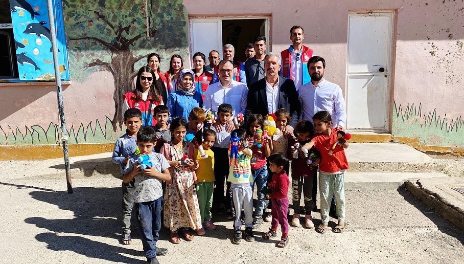 Kaymakamımız Sayın Tuncay KALDIRIM ve Belediye Başkanımız Sayın Ali Suat AKMEŞE, öğretmenlerimizle birlikte Elmadere mahallemizdeki okulumuzu ziyaret edip okulla ilgili bilgi aldıktan sonra geleceğimizin teminatı çocuklarımızla hediyelerini verdiler.