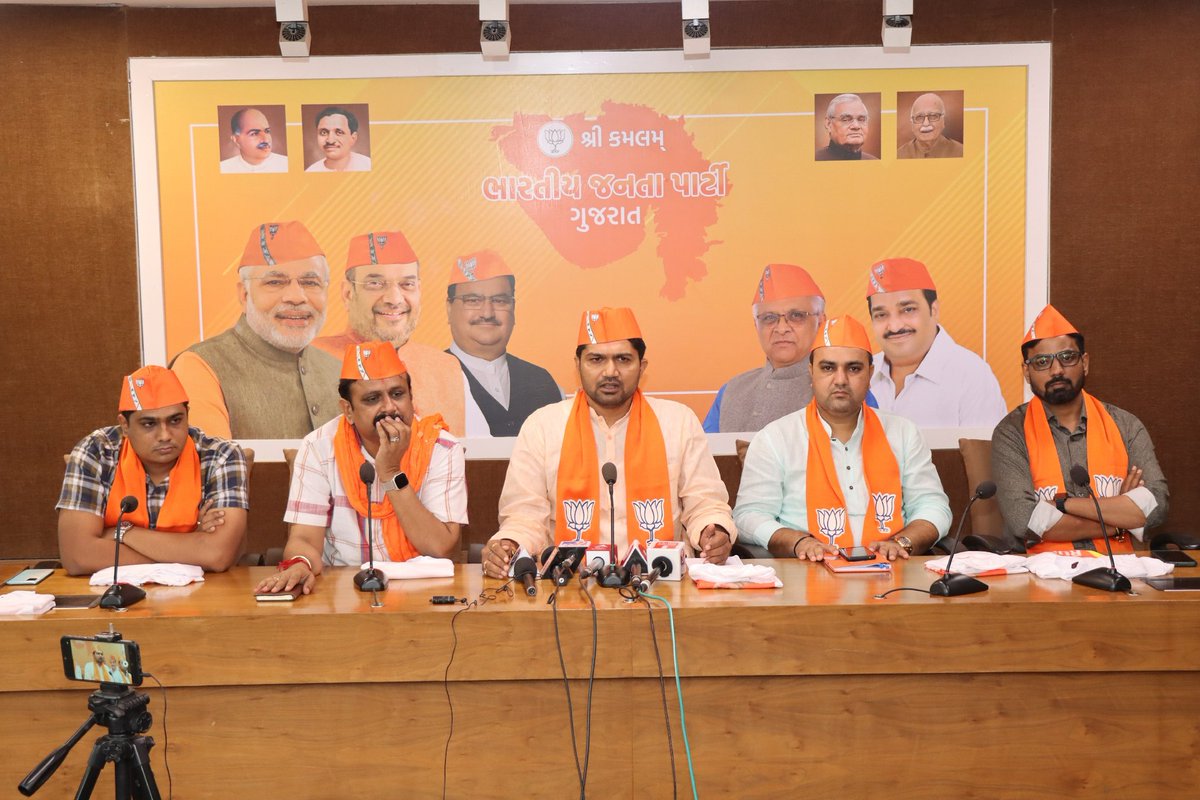 DrPrashantkorat's tweet image. આત્મનિર્ભર ભારતના પ્રણેતા અને દેશના યશસ્વી વડાપ્રધાનશ્રી @narendramodi જીના 72માં જન્મદિવસની ઉજવણીના ભાગરૂપે #SewaPakhwada અન્વયે આયોજિત #RunForDevelopment મેરેથોન 2022ના અનુસંધાને આજે પ્રદેશ કાર્યાલય શ્રી કમલમ્ મુકામે પત્રકાર પરિષદ સંબોધી,મેરેથોન માટેની ટી-શર્ટનું અનાવરણ કર્યું.