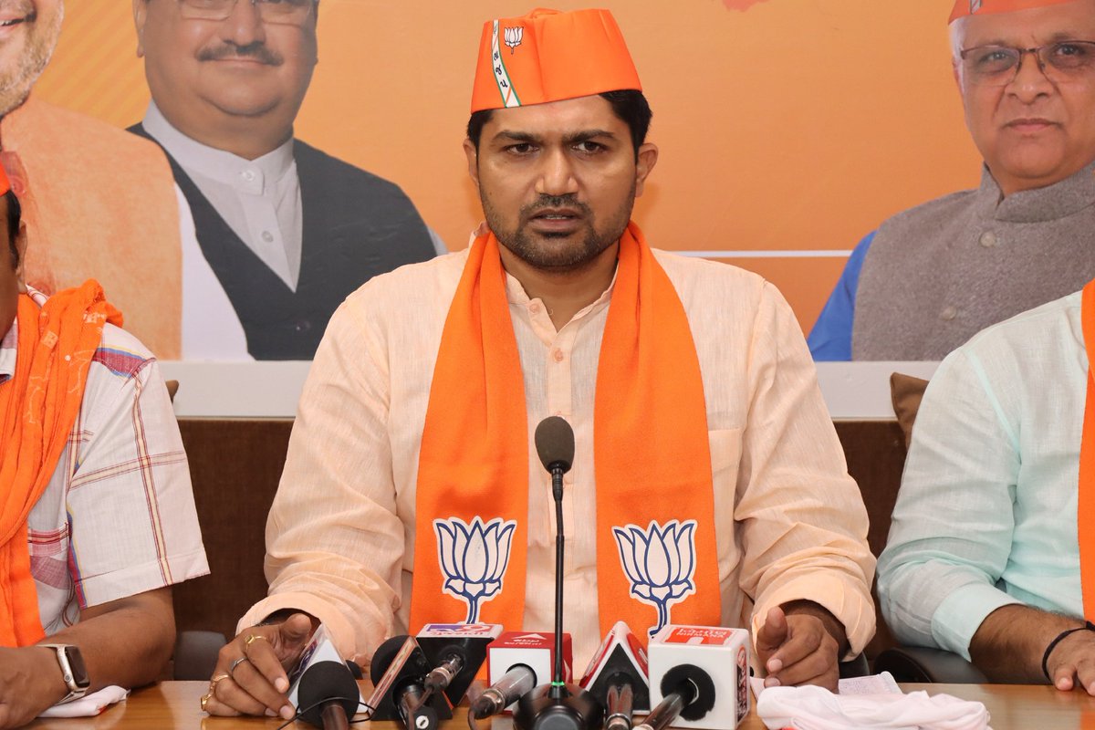 DrPrashantkorat's tweet image. આત્મનિર્ભર ભારતના પ્રણેતા અને દેશના યશસ્વી વડાપ્રધાનશ્રી @narendramodi જીના 72માં જન્મદિવસની ઉજવણીના ભાગરૂપે #SewaPakhwada અન્વયે આયોજિત #RunForDevelopment મેરેથોન 2022ના અનુસંધાને આજે પ્રદેશ કાર્યાલય શ્રી કમલમ્ મુકામે પત્રકાર પરિષદ સંબોધી,મેરેથોન માટેની ટી-શર્ટનું અનાવરણ કર્યું.