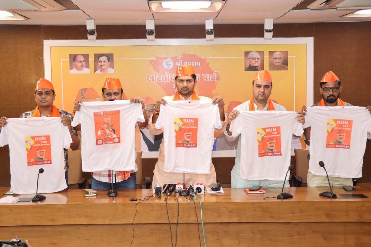 DrPrashantkorat's tweet image. આત્મનિર્ભર ભારતના પ્રણેતા અને દેશના યશસ્વી વડાપ્રધાનશ્રી @narendramodi જીના 72માં જન્મદિવસની ઉજવણીના ભાગરૂપે #SewaPakhwada અન્વયે આયોજિત #RunForDevelopment મેરેથોન 2022ના અનુસંધાને આજે પ્રદેશ કાર્યાલય શ્રી કમલમ્ મુકામે પત્રકાર પરિષદ સંબોધી,મેરેથોન માટેની ટી-શર્ટનું અનાવરણ કર્યું.