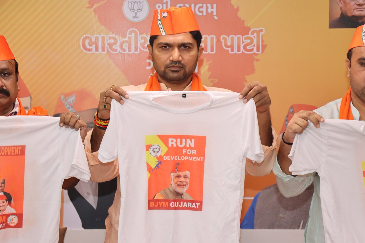 DrPrashantkorat's tweet image. આત્મનિર્ભર ભારતના પ્રણેતા અને દેશના યશસ્વી વડાપ્રધાનશ્રી @narendramodi જીના 72માં જન્મદિવસની ઉજવણીના ભાગરૂપે #SewaPakhwada અન્વયે આયોજિત #RunForDevelopment મેરેથોન 2022ના અનુસંધાને આજે પ્રદેશ કાર્યાલય શ્રી કમલમ્ મુકામે પત્રકાર પરિષદ સંબોધી,મેરેથોન માટેની ટી-શર્ટનું અનાવરણ કર્યું.