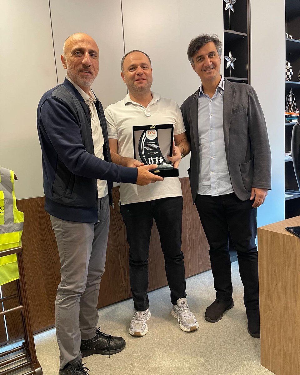 BNU20140802's tweet photo. Yönetim Kurulu Başkanımız Fatih Kulaç ve Başkan Yardımcımız Prof.Dr. Ergun Demirsoy, Sayın Gençağa Meriç ve Sayın Coşkun Bülbül’ü ziyaret ederek, eğitimlerine destek olduğumuz öğrencilere verdikleri katkı için teşekkür plaketlerini takdim ettiler. https://t.co/XMkKhEqcKW