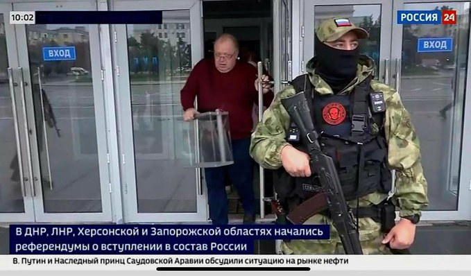 DanielCosta_0's tweet photo. I mercenari della Wagner fanno bella presenza davanti ai seggi del referendum farlocco in Donbass.
Cosa può andare storto? https://t.co/Ek0ZDM7NNd