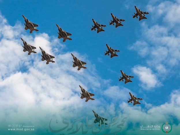 modgovksa's tweet photo. احتفاءً بـ ⁧#اليوم_الوطني_السعودي_92   القوات الجوية ترسم لوحة إبداعية في سماء #الرياض . https://t.co/O4fHwJEc9R