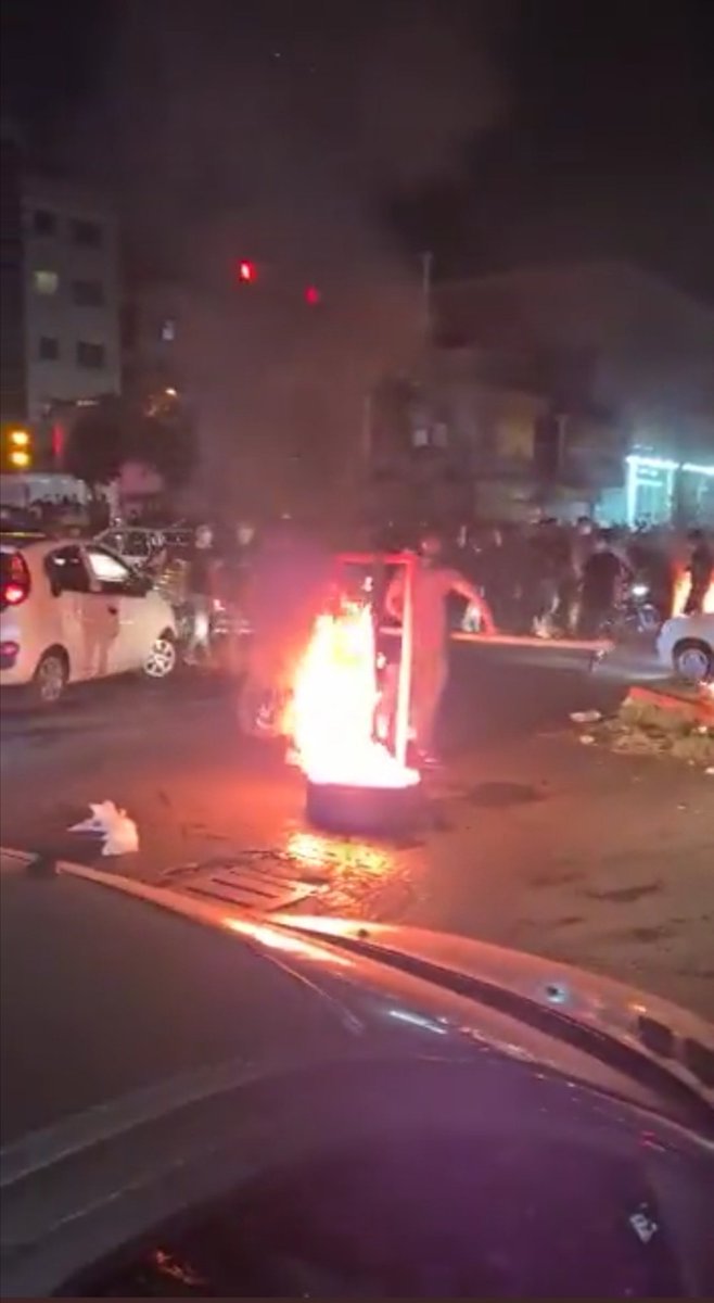 OutFarsi's tweet photo. آریاشهر کاملا به دست مردم افتاده هیچ نیرویی توان مقابله  نداشت. 
#مهسا_امینی https://t.co/7b8dLunlt1