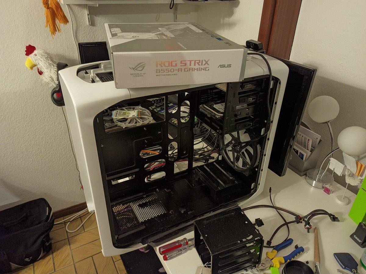 Guten Abend meine #Geflügelfreunde am Sonntag 5:50uhr geht es in den Urlaub bin 1 Woche in der Türkei unterwegs. Nach dem Urlaub geht es endlich los da baue ich meine neuen Teile in PC ein. #broiler #chickengaming #zocken #twitch #streamer #amd #asus