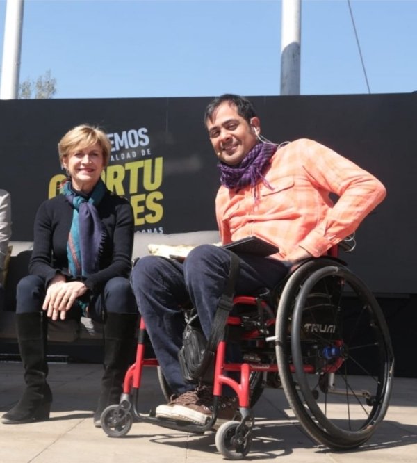 DanielaRowlands's tweet photo. @evelynmatthei eres una FARSANTE, mientras te sacabas ésta foto para tu book a la presidencia de la República, a mi hijo #autista le hicieron la vida miserable en el #Lastarria y te importó nada! Es más mentiste sobre la situación en concejo municipal y me injuriaste públicamente https://t.co/8N1wL1kF6A