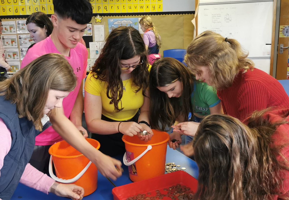 BBHS_DAS's tweet photo. #FlashbackFriday 
It was our ‘Dress Bright’ day last week for our @CashForKidsTay #schoolschallenge Thank you to our @Bellbaxter_HS @BbhsCaptains for supporting us in @BBHS_DAS with counting our 💰
#bbhsethos #togetherness #memorymaking #teamwork #fundraising #maths #lifeskills https://t.co/Jasj3gqisb