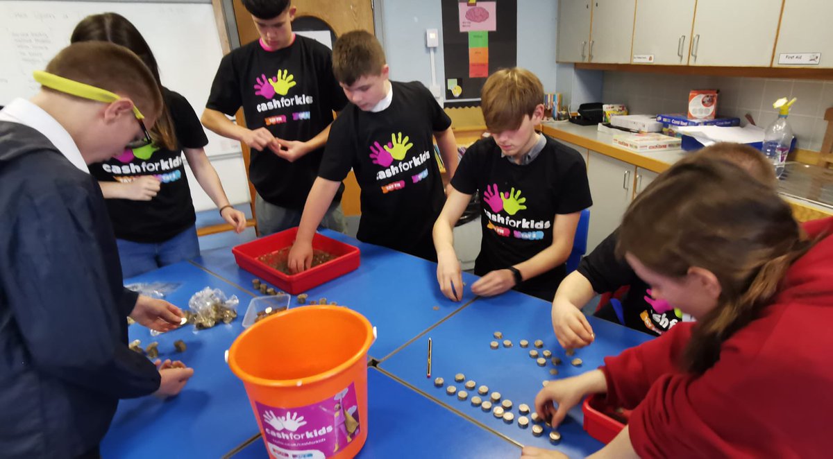 BBHS_DAS's tweet photo. #FlashbackFriday 
It was our ‘Dress Bright’ day last week for our @CashForKidsTay #schoolschallenge Thank you to our @Bellbaxter_HS @BbhsCaptains for supporting us in @BBHS_DAS with counting our 💰
#bbhsethos #togetherness #memorymaking #teamwork #fundraising #maths #lifeskills https://t.co/Jasj3gqisb