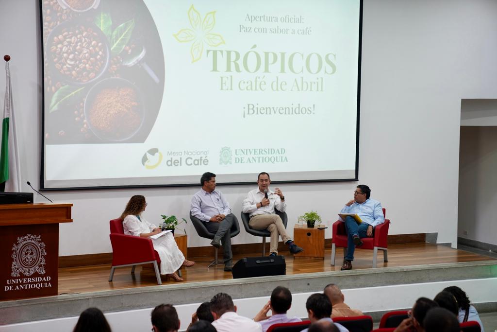 Durante la jornada, la Federación Mesa Nacional del Café, la Vicerrectoría de Extensión, <a href="/UdeA/">Universidad de Antioquia</a> y <a href="/ARNColombia/">Agencia para la Reincorporación y la Normalización</a> con el acompañamiento del director (e), Luis Alberto Donoso, desarrollaron el conversatorio en torno a la construcción y la cultura de paz a través de la productividad.