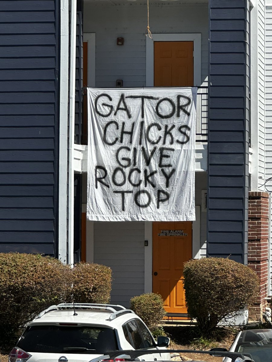 BarstoolCFB's tweet photo. Hellloooo Knoxville https://t.co/8g83QAHtD0