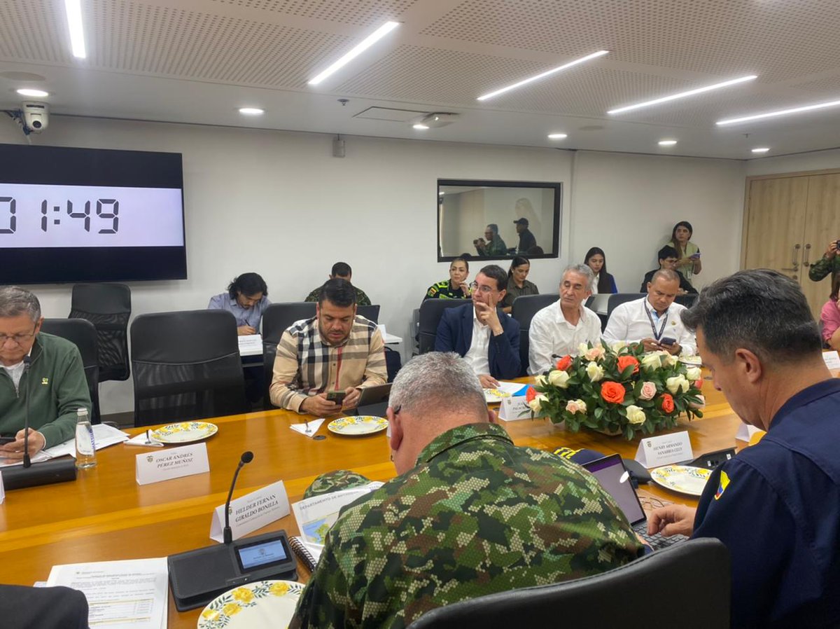HectorAMonsalve's tweet photo. #AEstahora me encuentro participando en consejo de seguridad con el Ministro de Defensa Nacional, la cúpula militar y de policía, mandos regionales y autoridades locales, con el propósito de generar un diagnóstico sobre los retos de seguridad humana y la construcción de paz. https://t.co/kq27m6VrzE