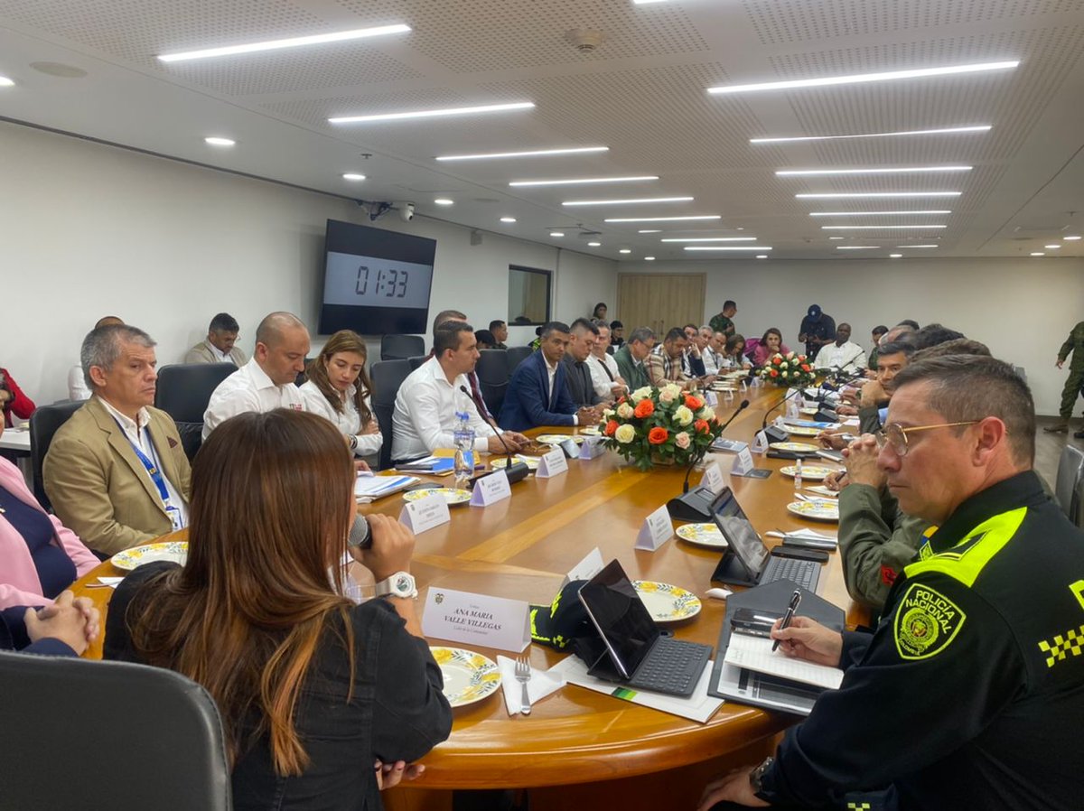HectorAMonsalve's tweet photo. #AEstahora me encuentro participando en consejo de seguridad con el Ministro de Defensa Nacional, la cúpula militar y de policía, mandos regionales y autoridades locales, con el propósito de generar un diagnóstico sobre los retos de seguridad humana y la construcción de paz. https://t.co/kq27m6VrzE