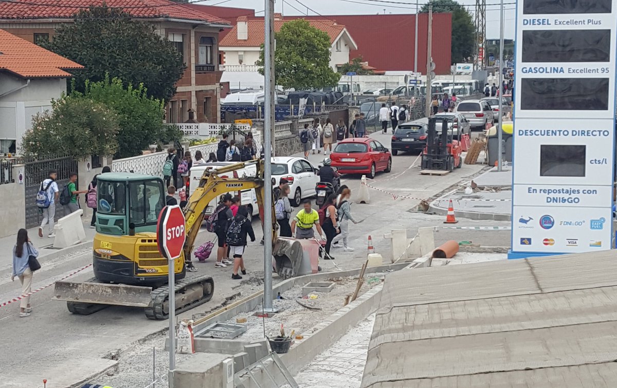 Está claro que estudiar en el <a href="/IES_Cantabria/">IES Cantabria</a> es una actividad de alto riesgo. No imaginamos esta escena del alumnado esquivando vehículos sin ayuda policial (ni mucho menos una gasolinera junto a las ventanas de sus aulas) en otros barrios de Santander <a href="/gemaigual/">Gema Igual Ortiz</a> <a href="/cdiazmaza/">César Díaz Maza</a>