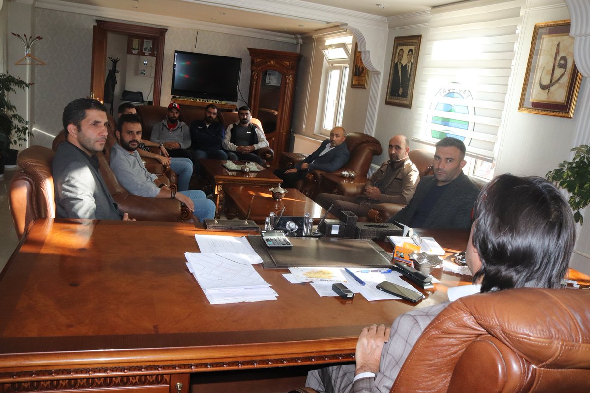 Taşlıçay Murat 89 spor Kulübü Başkanı Hüseyin Rahmi Al,  Teknik Direktör Murat Ağar, Yönetici Ali bayat ve Yönetim kurulu üyeleri Belediye Başkanımız Sayın İsmet Taşdemir'i Makamında ziyaret ettiler.
<a href="/ismettas04/">İsmet Taşdemir</a>