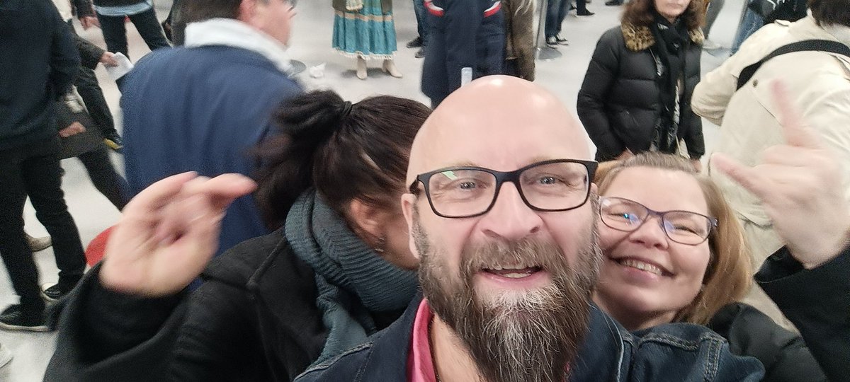 Hopis70's tweet photo. No hupsista kukas se siellä Hopiksen taakse taakse piiloutuikaan @MarinSanna #Anythoughts #sannanamustgo with #hopis to The #sauna keikan jälkeen #Super hauskaa keikkaa with #Jauhojengi kuvoa lisäänensi viikon @seiska #Fixit https://t.co/3fTHkkZh7Z